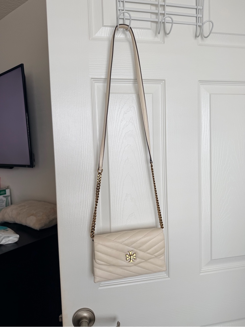 Tory Burch double T Chevron Quilted Kira chain Bag โ Cream with Gold Hardware - Picture 2 of 15